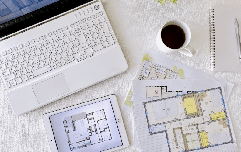 パソコンと設計図の写真